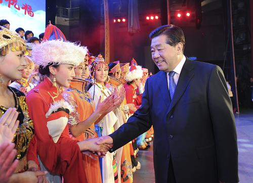 1月5日,甘肃省甘南藏族自治州在北京全国政协礼堂举行感恩汇报演出。中共中央政治局常委、全国政协主席贾庆林出席并观看演出。这是演出结束后,贾庆林与演职人员亲切握手。 新华社记者王晔摄