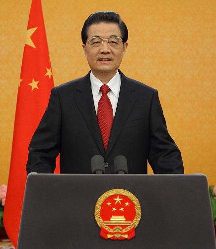 新年前夕,国家主席胡锦涛通过中国国际广播电台、中央人民广播电台、中央电视台,发表题为《共同促进世界和平与发展》的新年贺词。新华社记者 兰红光 摄