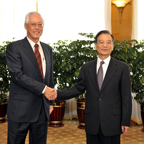 9月10日,国务院总理温家宝在大连会见出席世界经济论坛第三届新领军者年会(2009年大连夏季达沃斯年会)的新加坡国务资政吴作栋。新华社记者 谢环驰 摄