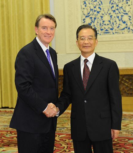 温家宝会见英国商务大臣曼德尔森 9月9日,国务院总理温家宝在北京人民大会堂会见英国商务大臣彼得·曼德尔森。 新华社记者黄敬文摄
