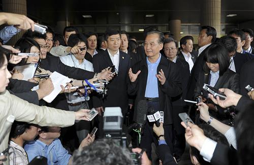 温家宝慰问日本福岛灾民 5月21日,中国国务院总理温家宝在日本福岛吾妻综合运动公园体育馆避难所慰问灾民。这是温家宝总理在接受媒体采访。 新华社记者 谢环驰 摄