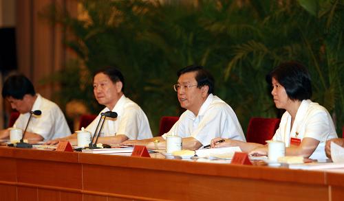 张德江出席全国国有企业党建工作会议并讲话 8月17日,全国国有企业党的建设工作会议在北京召开。中共中央政治局委员、国务院副总理张德江出席会议并讲话。 新华社记者鞠鹏摄