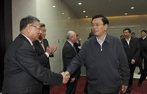 张德江在中央企业调研 4月12日,中共中央政治局委员、国务院副总理张德江在中国五矿集团、中国船舶工业集团和国家核电技术公司等中央企业调研。 这是张德江在国家核电技术公司同专家亲切握手。 新华社记者 饶爱民 摄