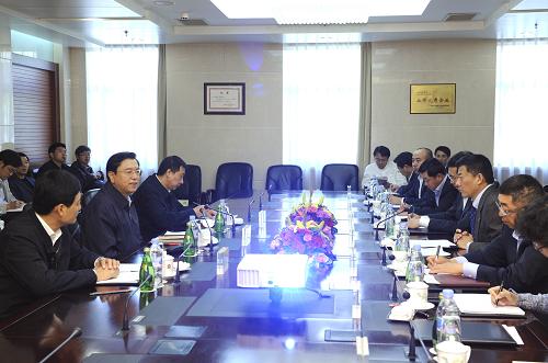 张德江在中央企业调研 4月12日,中共中央政治局委员、国务院副总理张德江在中国五矿集团、中国船舶工业集团和国家核电技术公司等中央企业调研。 这是张德江在五矿集团同企业负责人座谈。 新华社记者 饶爱民 摄