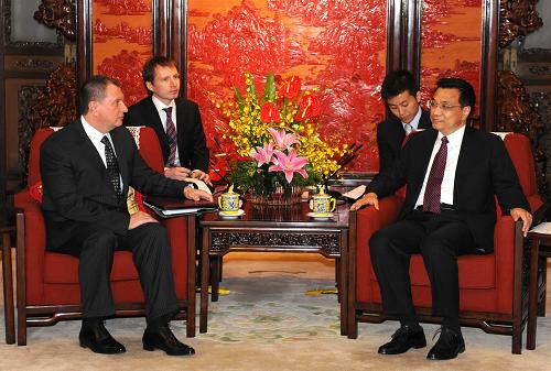 4月21日,国务院副总理李克强在北京中南海紫光阁会见来华出席中俄能源谈判代表第四次会晤的俄罗斯副总理谢钦。 新华社记者 樊如钧 摄