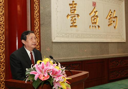 1月19日,国务院参事、中央文史研究馆馆员2009年迎春招待会在北京举行,全国人大常委会副委员长周铁农,国务委员兼国务院秘书长马凯,全国政协副主席、中央统战部部长杜青林、全国政协副主席白立忱出席招待会,与参事、馆员欢聚一堂,喜迎新春。这是马凯在招待会上致辞。 新华社记者 庞兴雷 摄