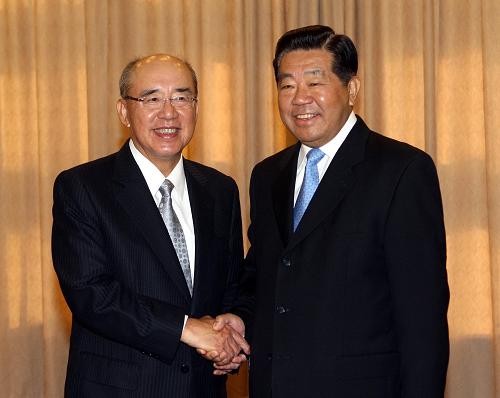 7月10日,中共中央政治局常委、全国政协主席贾庆林在长沙会见中国国民党主席吴伯雄和应邀出席第五届两岸经贸文化论坛的部分台湾人士。 新华社记者 刘卫兵摄
