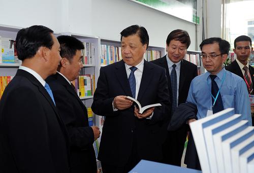 9月12日,中共中央政治局常委、中央书记处书记刘云山在柬埔寨金边考察新知(金边)华文书局。新华社记者 饶爱民 摄