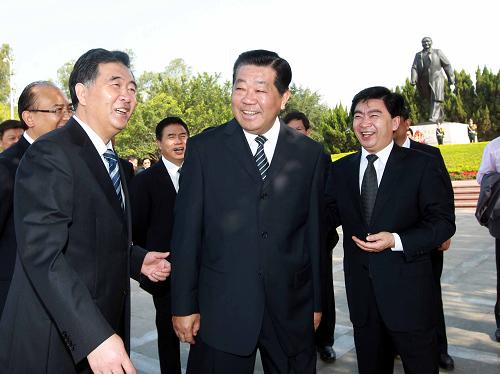 贾庆林在广东深圳调研 4月13日至14日,中共中央政治局常委、全国政协主席贾庆林在广东深圳调研。 这是4月14日,贾庆林在莲花山向改革开放的总设计师邓小平同志塑像敬献花篮后,与广东省、深圳市领导畅谈改革给深圳带来的变化。 新华社记者 刘卫兵 摄