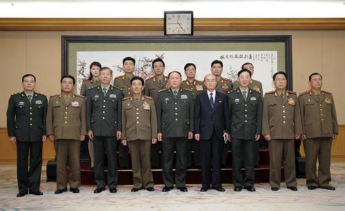 10月14日,国务委员兼国防部长梁光烈在北京八一大楼会见由朝鲜人民武力部副部长边仁善(前左四)率领来华访问的朝鲜人民军友好参观团一行。 新华社记者谢环驰摄