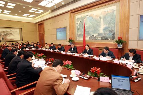 2月5日,中共中央政治局委员、国务院副总理回良玉主持召开国务院专题会议,贯彻落实中央领导同志批示精神,全面分析当前的旱情、苗情和农业生产形势,对农业抗旱保苗及森林草原防火等工作作出进一步安排部署。新华社记者 庞兴雷 摄