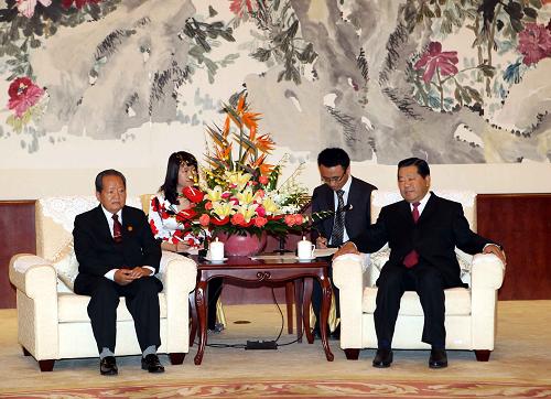 10月19日,全国政协主席贾庆林在南宁会见老挝副总理阿桑·劳里。新华社记者 刘卫兵 摄