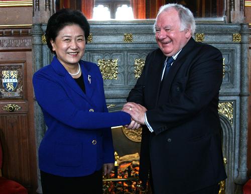 11月18日,在英国首都伦敦议会大厦,正在英国访问的中国国务委员刘延东(左)会见英国议会下院议长马丁。新华社记者谢秀栋摄