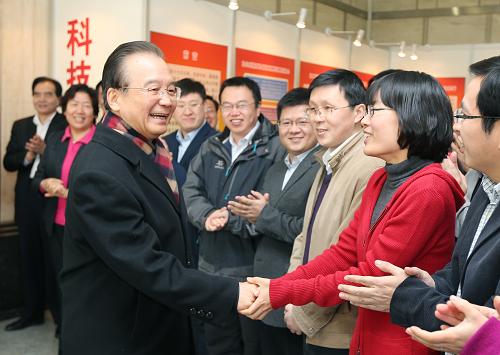 2月21日,国务院总理温家宝在科技部调研。这是温家宝与科技部的工作人员亲切握手。新华社记者 姚大伟 摄