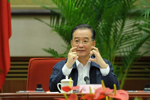 9月21日和22日,国务院总理温家宝召开三次新兴战略性产业发展座谈会,听取经济、科技专家的意见和建议。新华社记者 黄敬文 摄