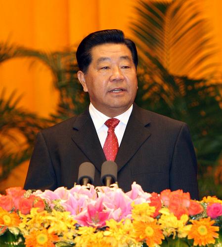 9月28日,全国政协办公厅、中共中央统战部、国务院侨办、国务院港澳办和国务院台办在北京人民大会堂宴会厅联合举行国庆招待会。中共中央政治局常委、全国政协主席贾庆林,中共中央政治局常委、国家副主席习近平,中共中央政治局常委、国务院副总理李克强同3500余名海外侨胞、港澳同胞、台湾同胞和华人朋友欢聚一堂,共同庆祝中华人民共和国成立59周年。这是贾庆林在招待会上致祝酒辞。新华社记者 姚大伟 摄