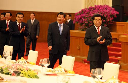 9月28日,全国政协办公厅、中共中央统战部、国务院侨办、国务院港澳办和国务院台办在北京人民大会堂宴会厅联合举行国庆招待会。中共中央政治局常委、全国政协主席贾庆林,中共中央政治局常委、国家副主席习近平,中共中央政治局常委、国务院副总理李克强同3500余名海外侨胞、港澳同胞、台湾同胞和华人朋友欢聚一堂,共同庆祝中华人民共和国成立59周年。新华社记者 姚大伟 摄