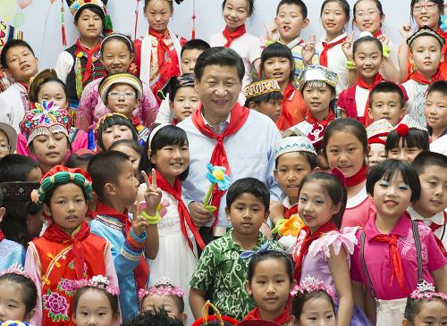5月29日,中共中央总书记、国家主席、中央军委主席习近平在北京市少年宫参加“快乐童年放飞希望”主题队日活动。这是习近平同孩子们合影。