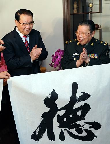 在中华民族传统佳节春节即将到来之际,中共中央政治局常委李长春分别看望了文化界一些知名人士,代表胡锦涛总书记和党中央向他们表示亲切慰问,并向全国广大文化工作者致以节日问候和良好祝愿。这是1月25日,李长春来到著名书法家李铎家中慰问。新华社记者 刘建生 摄