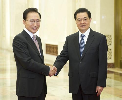 5月14日,中国国家主席胡锦涛在北京人民大会堂会见出席第五次中日韩领导人会议的韩国总统李明博。新华社记者 黄敬文 摄