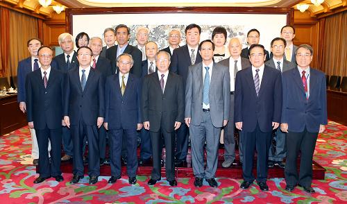 9月17日,中国国务委员戴秉国在北京中南海会见参加中越人民论坛第四次会议的中越双方代表。新华社记者 姚大伟 摄