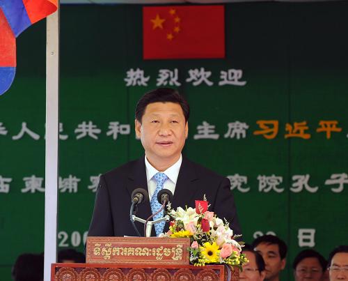 12月22日,正在柬埔寨进行正式访问的中国国家副主席习近平在金边出席柬埔寨王家研究院孔子学院挂牌仪式。这是习近平在揭牌仪式上致辞。新华社记者 李涛 摄