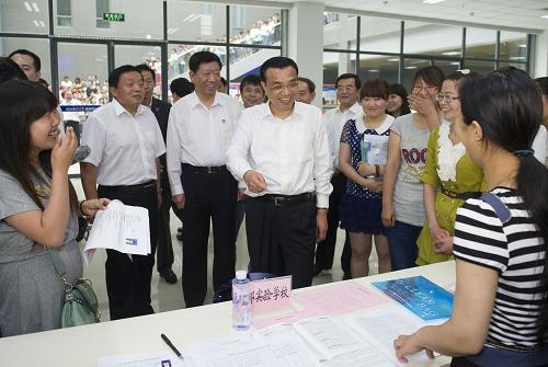 6月7日至8日,中共中央政治局常委、国务院总理李克强到河北邯郸、邢台、石家庄考察。这是6月8日,李克强来到河北师范大学了解大学生就业情况。新华社记者 黄敬文 摄