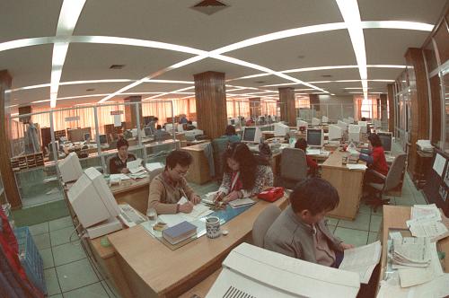 这是1991年的新华通讯社新闻大厦发稿中心。新华社发
