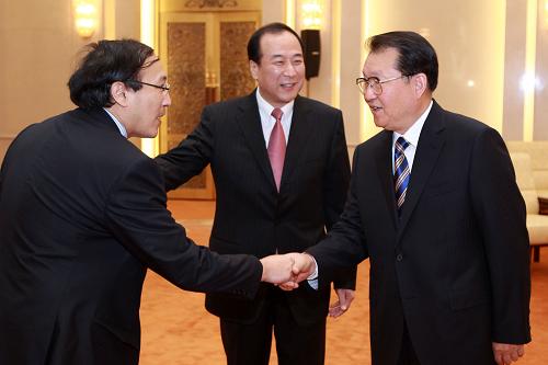 李长春会见亚洲新闻联盟代表团 4月8日,中共中央政治局常委李长春在北京人民大会堂会见亚洲新闻联盟成员媒体负责人。这是李长春与亚洲新闻联盟秘书长帕纳握手。 新华社记者 庞兴雷 摄