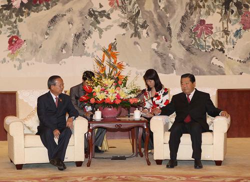 10月19日,全国政协主席贾庆林在南宁会见越南副总理张永仲。新华社记者刘卫兵摄