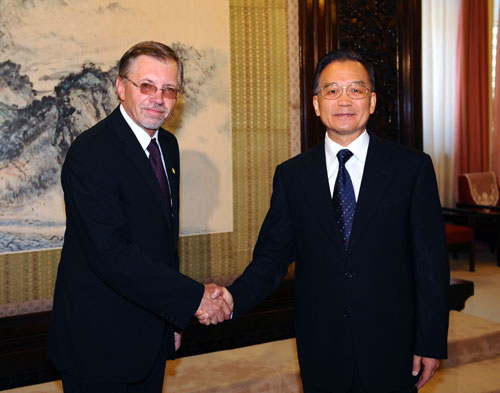 8月23日,中国国务院总理温家宝在中南海紫光阁会见前来出席北京奥运会闭幕式及相关活动的立陶宛总理基尔基拉斯。新华社记者 李涛 摄