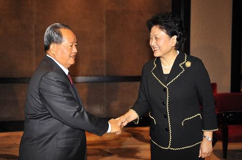 8月23日,中共中央政治局委员、国务委员刘延东在广东省深圳市会见出席第26届世界大学生运动会闭幕式的老挝副总理阿桑。 新华社记者 王昊飞 摄