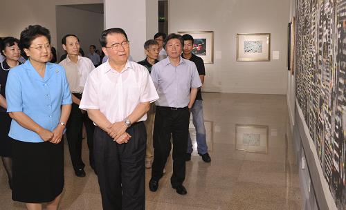 7月20日,中共中央政治局常委李长春在北京中国美术馆参观“不负丹青——吴冠中纪念特展”。新华社记者 黄敬文 摄