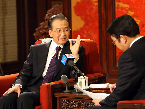 12月27日,中共中央政治局常委、国务院总理温家宝在北京中南海紫光阁接受新华社记者独家专访,就当前经济形势、2010年经济工作和其他问题回答记者提问。 新华社记者 姚大伟 摄