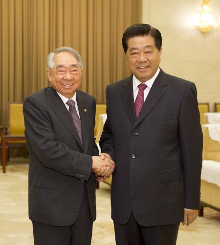 7月31日,中共中央政治局常委、全国政协主席贾庆林在北京会见台湾长荣集团总裁张荣发。新华社记者黄敬文 摄