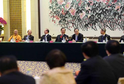 2月19日,中共中央政治局常委、全国政协主席俞正声同中国国民党荣誉主席连战一起出席两岸各界人士座谈会并发表讲话。新华社记者 刘卫兵 摄