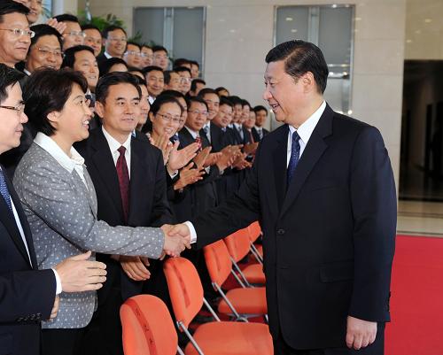 10月11日,中共中央组织部举办的中央和国家机关到省区市交流任职干部培训班在北京开班。中共中央政治局常委、中央书记处书记、国家副主席习近平与培训班学员座谈。这是培训班开始前,习近平接见出席座谈会的全部学员。 新华社记者李涛摄