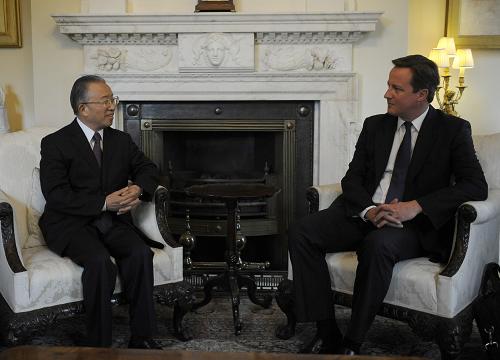 9月27日,英国首相卡梅伦(右)在伦敦会见到访的中国国务委员戴秉国。新华社记者 曾毅 摄
