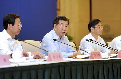 5月9日,国务院在湖南省长沙市召开全国现代农作物种业工作会议,全面部署加快推进现代农作物种业发展各项工作。中共中央政治局委员、国务院副总理回良玉出席会议并讲话。新华社记者谢环驰摄