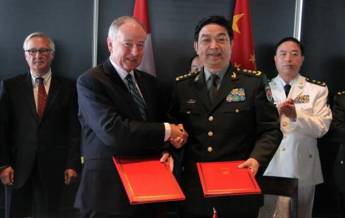 8月22日,在加拿大首都渥太华,到访的中国国务委员兼国防部长常万全(前右)与加国防部长罗伯特·尼科尔森(前左)在签署《中国人民解放军与加拿大军队合作计划倡议》后握手。正在加拿大进行正式访问的国务委员兼国防部长常万全与加国防部长罗伯特·尼科尔森当日上午举行了会谈,并于会谈结束后共同签署了《中国人民解放军与加拿大军队合作计划倡议》。新华社记者 石莉 摄