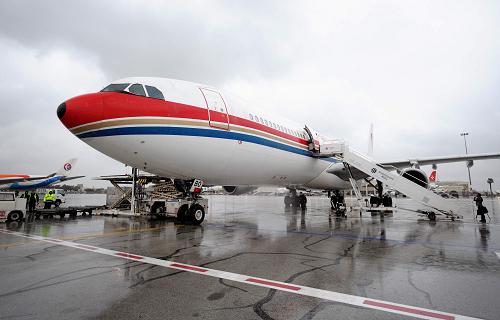 2月26日,中国政府派出的一架东方航空公司包机在马耳他首都瓦莱塔的马耳他国际机场进行起飞前的准备。当天,中国政府派出的一架东方航空公司包机满载272名从利比亚撤出的中国公民离开马耳他国际机场,飞往上海。 新华社记者 王庆钦 摄