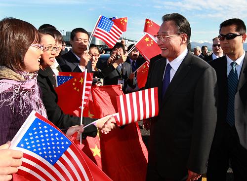 当地时间9月11日下午,中国全国人大常委会委员长吴邦国乘专机抵达阿拉斯加州,继续在美国的正式友好访问。这是在安克雷奇特德·史蒂文思国际机场,吴邦国与欢迎人员握手。新华社记者 庞兴雷 摄
