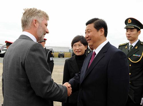 10月7日,国家副主席习近平抵达布鲁塞尔,开始对比利时王国进行正式访问。比利时王储菲利普到机场迎接。新华社记者 饶爱民 摄