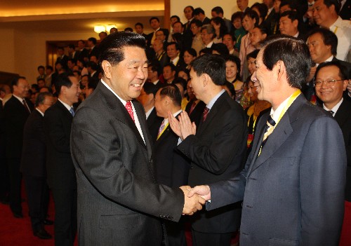 9月26日,中共中央政治局常委、全国政协主席贾庆林在北京人民大会堂会见出席中华海外联谊会三届一次理事大会的全体理事。新华社记者 刘卫兵 摄