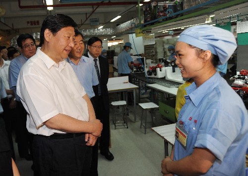 7月4日至5日,中共中央政治局常委、中央书记处书记、国家副主席习近平在广东考察工作。这是7月5日,习近平在威明实业有限公司考察。 新华社记者 黄敬文 摄