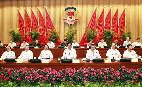 6月22日,政协十一届全国委员会常务委员会第十次会议在北京开幕。会议的主要议题是为编制“十二五”规划建言献策。中共中央政治局常委、全国政协主席贾庆林主持开幕会。中共中央政治局常委、国务院副总理李克强到会作报告。新华社记者谢环驰摄