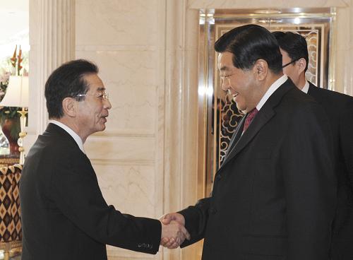 5月1日,中共中央政治局常委、全国政协主席贾庆林在上海会见前来出席上海世博会开幕式的日本首相特使、日本国家战略担当大臣仙谷由人。新华社记者 李学仁 摄