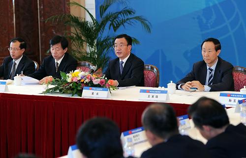 当地时间7月7日,正在波兰访问的中共中央政治局常委、中央纪委书记贺国在华沙出席在波中资企业座谈会。新华社记者 李涛 摄
