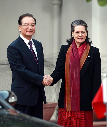 12月16日,国务院总理温家宝在新德里会见印度国大党主席索尼娅·甘地。新华社记者 刘卫兵 摄