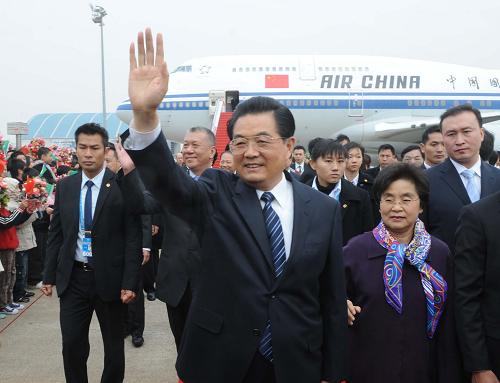12月19日,国家主席胡锦涛乘专机抵达澳门。这是胡锦涛主席向欢迎人群挥手致意。 新华社记者樊如钧摄